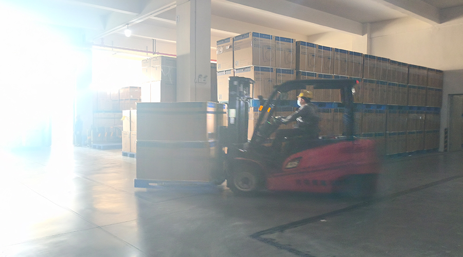 倉庫繁忙，每日多條柜滾筒干衣機(jī)發(fā)往全球