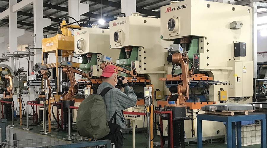 江門市攝影協(xié)會蒞臨金環(huán)電器拍攝交流  用鏡頭見證實(shí)力！